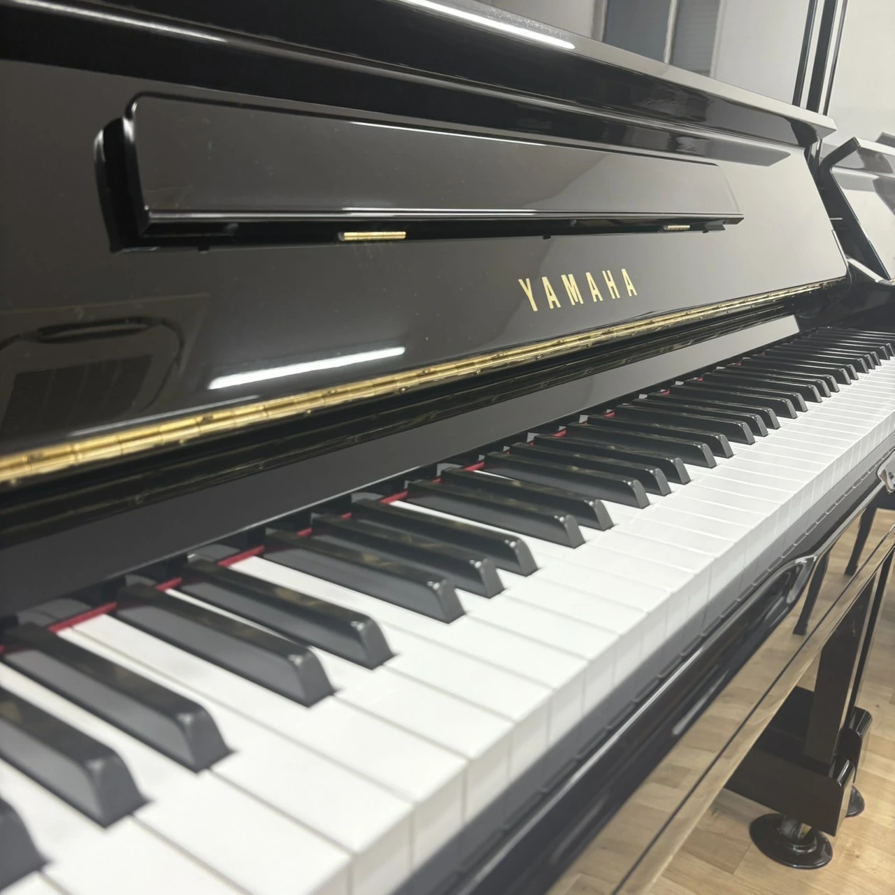 ヤマハ　中古ピアノ　YU1S(純正サイレント付)